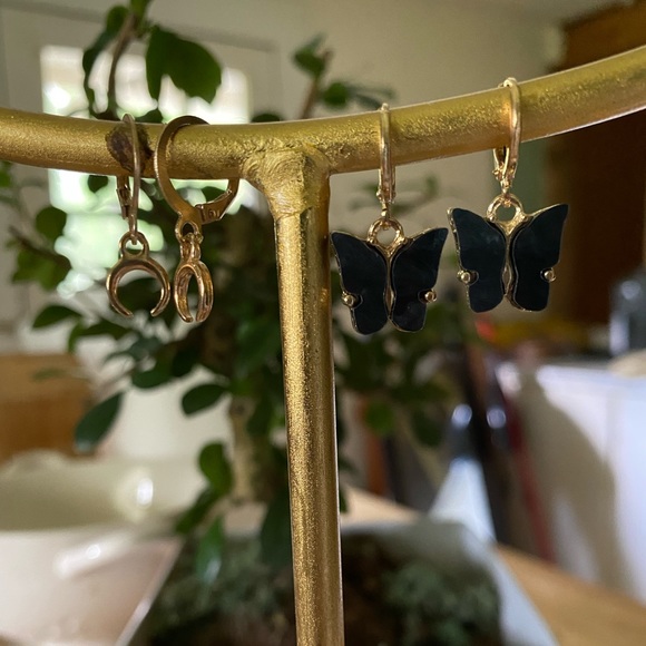 MAKE ME AND OFFER Black and Gold Butterfly Charm Huggie Earring Set - Picture 3 of 3